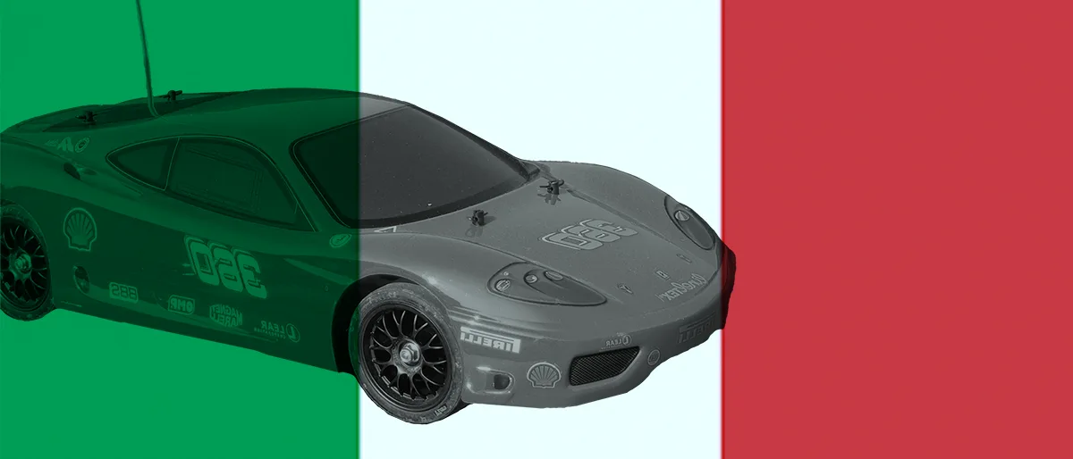 Ein Ferrari RC-Auto auf dem Hitergrund einer italienischen Flagge.