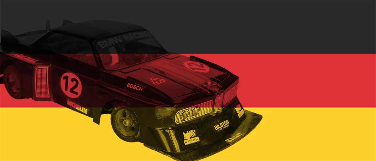 Ein altes RC - ein Graupner BMW - auf dem Hintergrund einer deutschen Flagge.